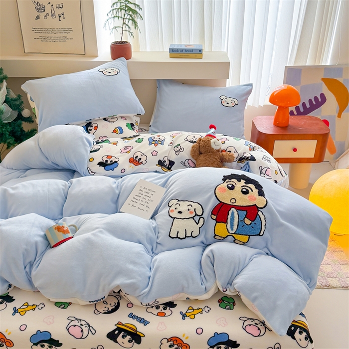 91家纺网 家纺一手货源 找家纺 艾特你 2025新款毛巾绣200克牛奶绒卡通毛巾绣四件套 小新的伙伴-蓝