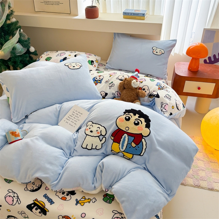 91家纺网 家纺一手货源 找家纺 艾特你 2025新款毛巾绣200克牛奶绒卡通毛巾绣四件套 小新的伙伴-蓝