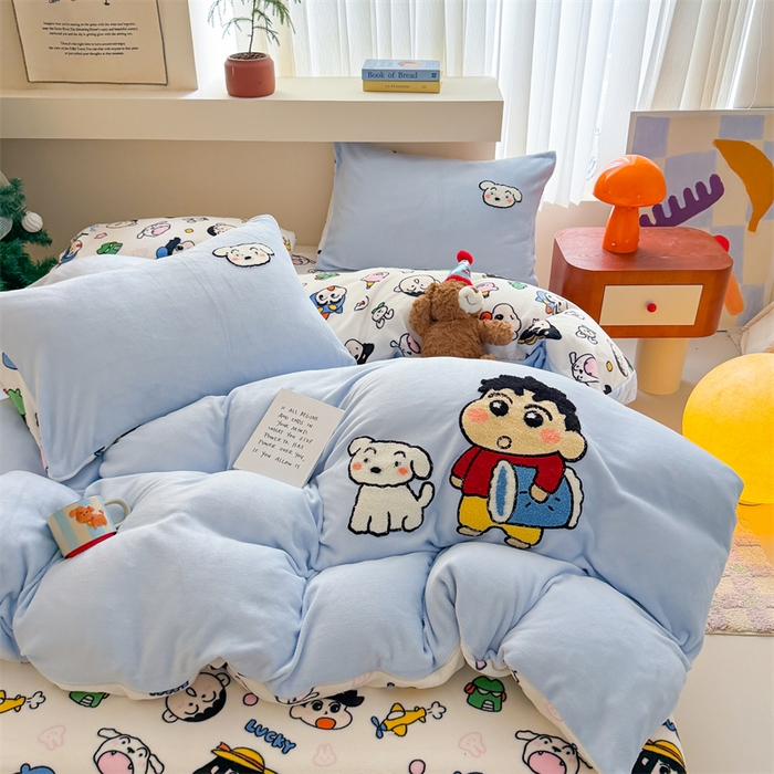 91家纺网 家纺一手货源 找家纺 艾特你 2025新款毛巾绣200克牛奶绒卡通毛巾绣四件套 小新的伙伴-蓝