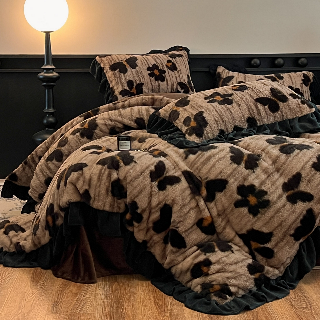 91家纺网 家纺一手货源 找家纺 晚爱家居  2025新款韩版黑色花边美拉德兔毛绒四件套高克重皮草兔绒牛奶绒四件套 黑边-黑蝴蝶