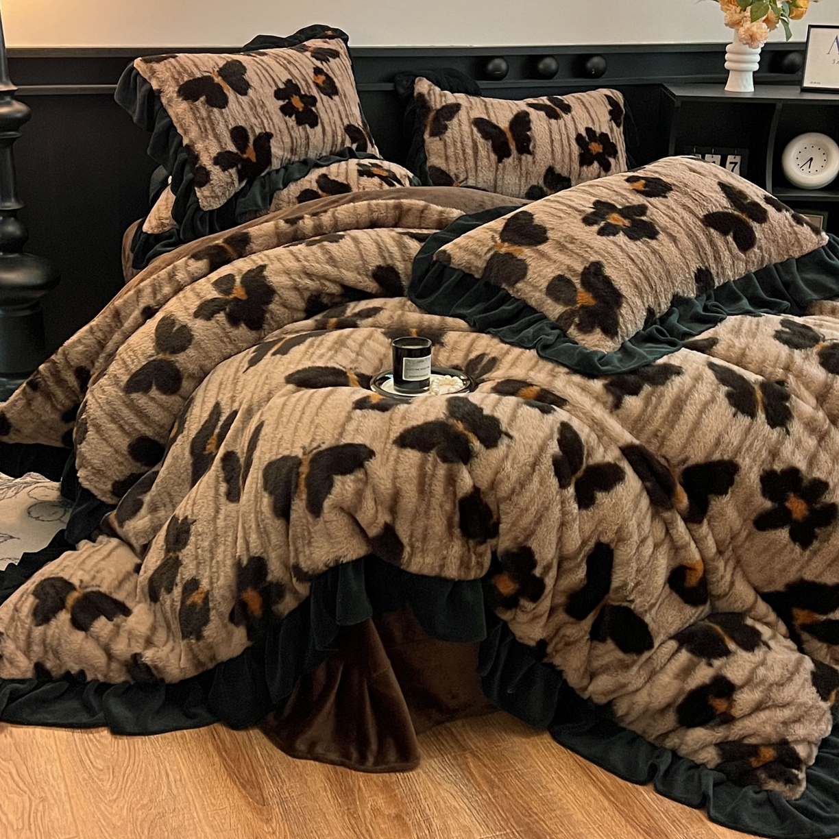 91家纺网 家纺一手货源 找家纺 晚爱家居  2025新款韩版黑色花边美拉德兔毛绒四件套高克重皮草兔绒牛奶绒四件套 黑边-黑蝴蝶