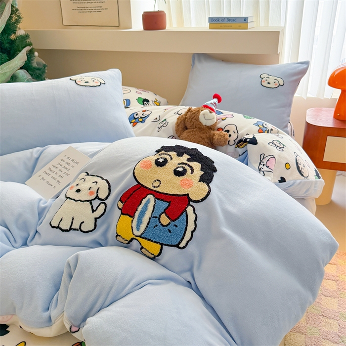 91家纺网 家纺一手货源 找家纺 艾特你 2025新款毛巾绣200克牛奶绒卡通毛巾绣四件套 小新的伙伴-蓝