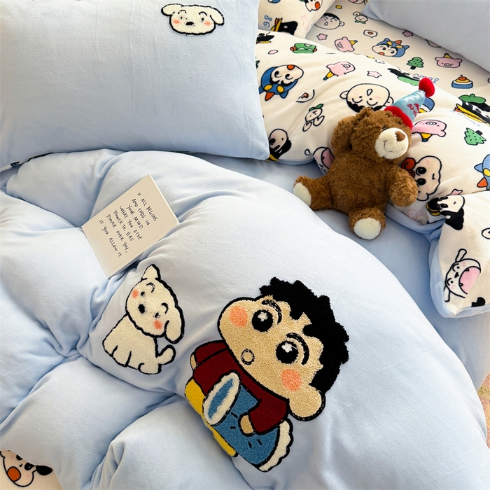 91家纺网 家纺一手货源 找家纺 艾特你 2025新款毛巾绣200克牛奶绒卡通毛巾绣四件套 小新的伙伴-蓝