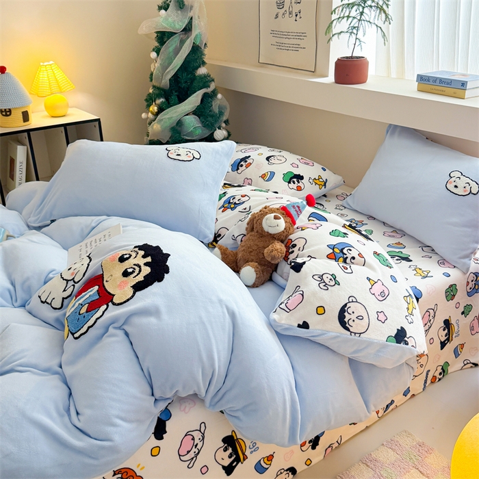 91家纺网 家纺一手货源 找家纺 艾特你 2025新款毛巾绣200克牛奶绒卡通毛巾绣四件套 小新的伙伴-蓝