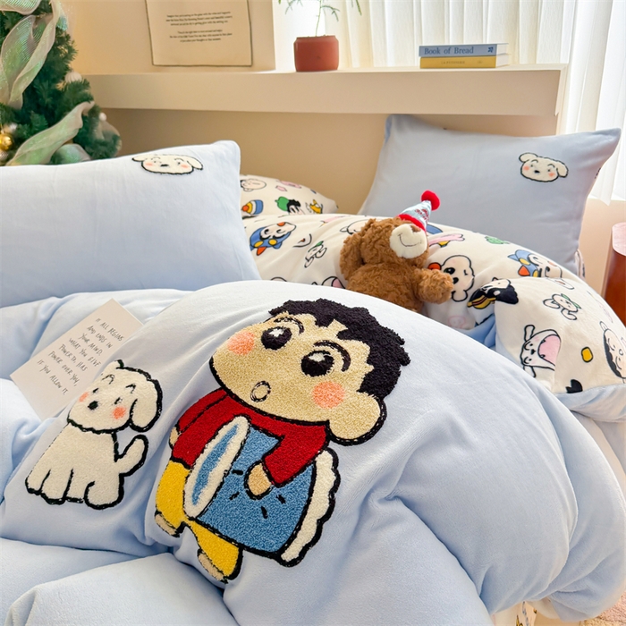 91家纺网 家纺一手货源 找家纺 艾特你 2025新款毛巾绣200克牛奶绒卡通毛巾绣四件套 小新的伙伴-蓝