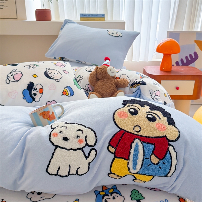 91家纺网 家纺一手货源 找家纺 艾特你 2025新款毛巾绣200克牛奶绒卡通毛巾绣四件套 小新的伙伴-蓝