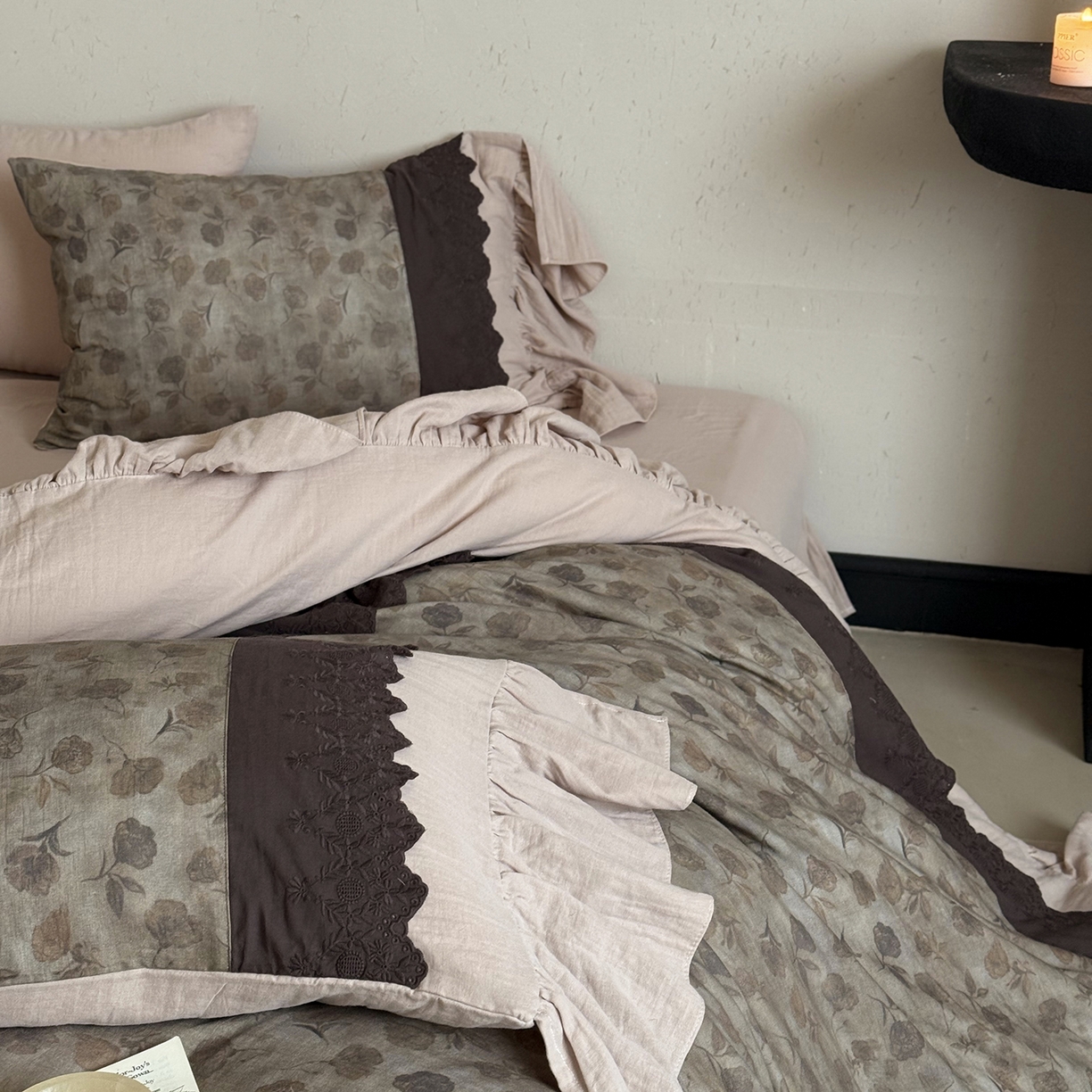 91家纺网 家纺一手货源 找家纺 （总）佳汐蓝家纺 2025秋冬新品双层皱皱纱定制花边+荷叶边四件套--艾莉薇