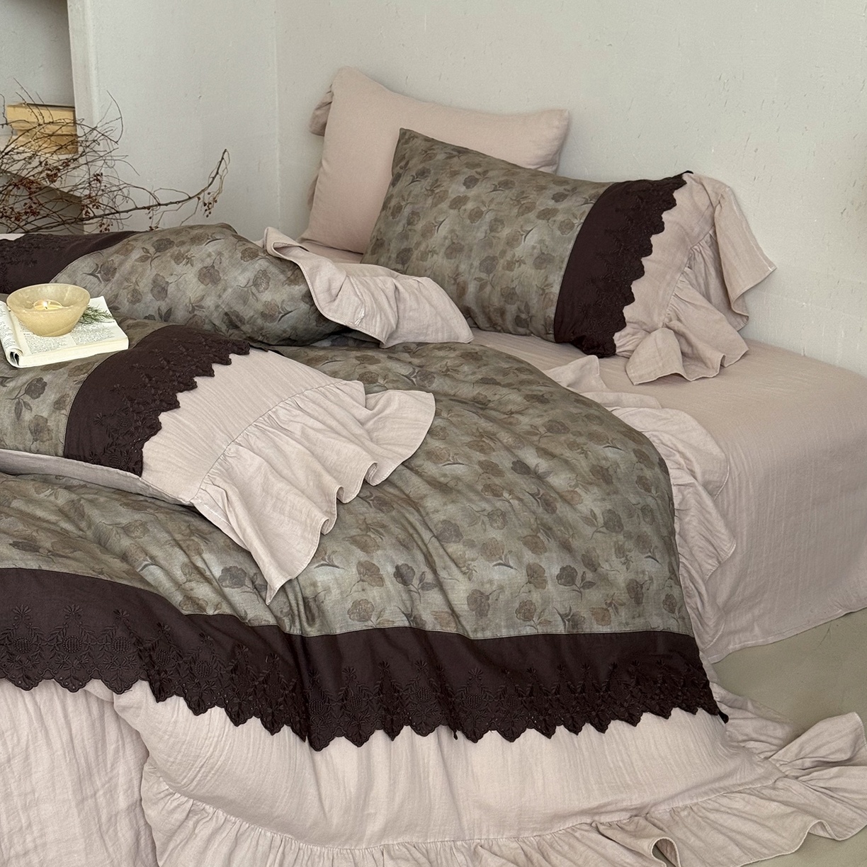 91家纺网 家纺一手货源 找家纺 （总）佳汐蓝家纺 2025秋冬新品双层皱皱纱定制花边+荷叶边四件套--艾莉薇