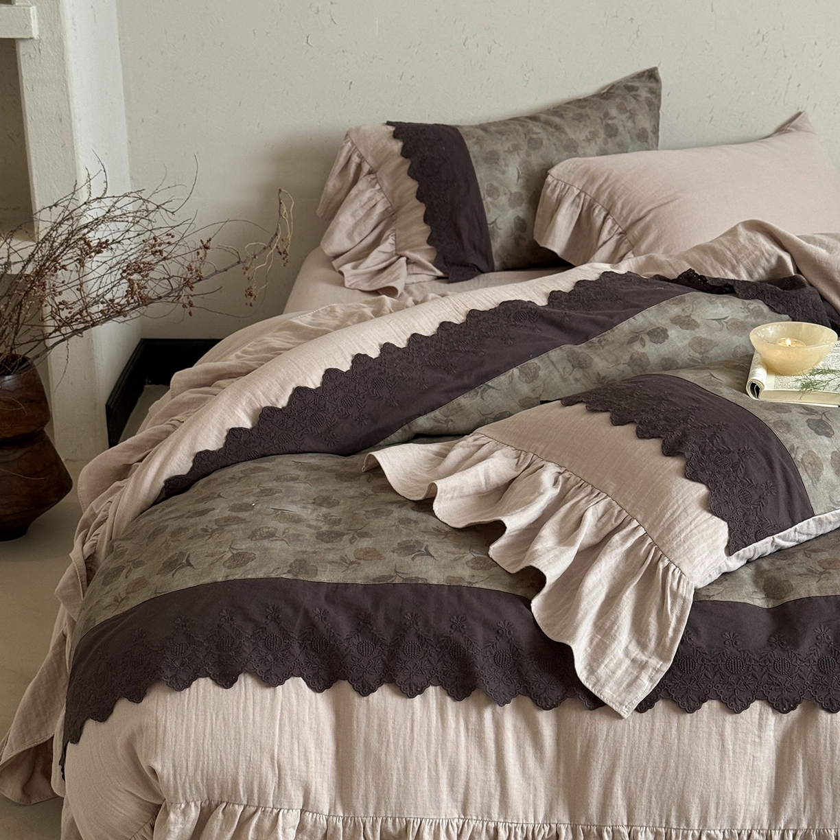 91家纺网 家纺一手货源 找家纺 （总）佳汐蓝家纺 2025秋冬新品双层皱皱纱定制花边+荷叶边四件套--艾莉薇