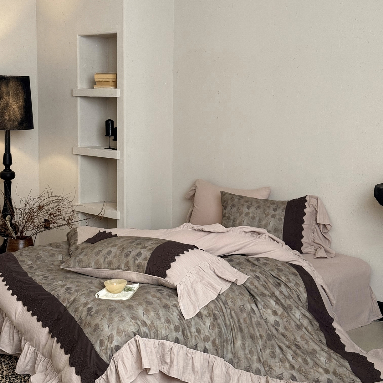 91家纺网 家纺一手货源 找家纺 （总）佳汐蓝家纺 2025秋冬新品双层皱皱纱定制花边+荷叶边四件套--艾莉薇