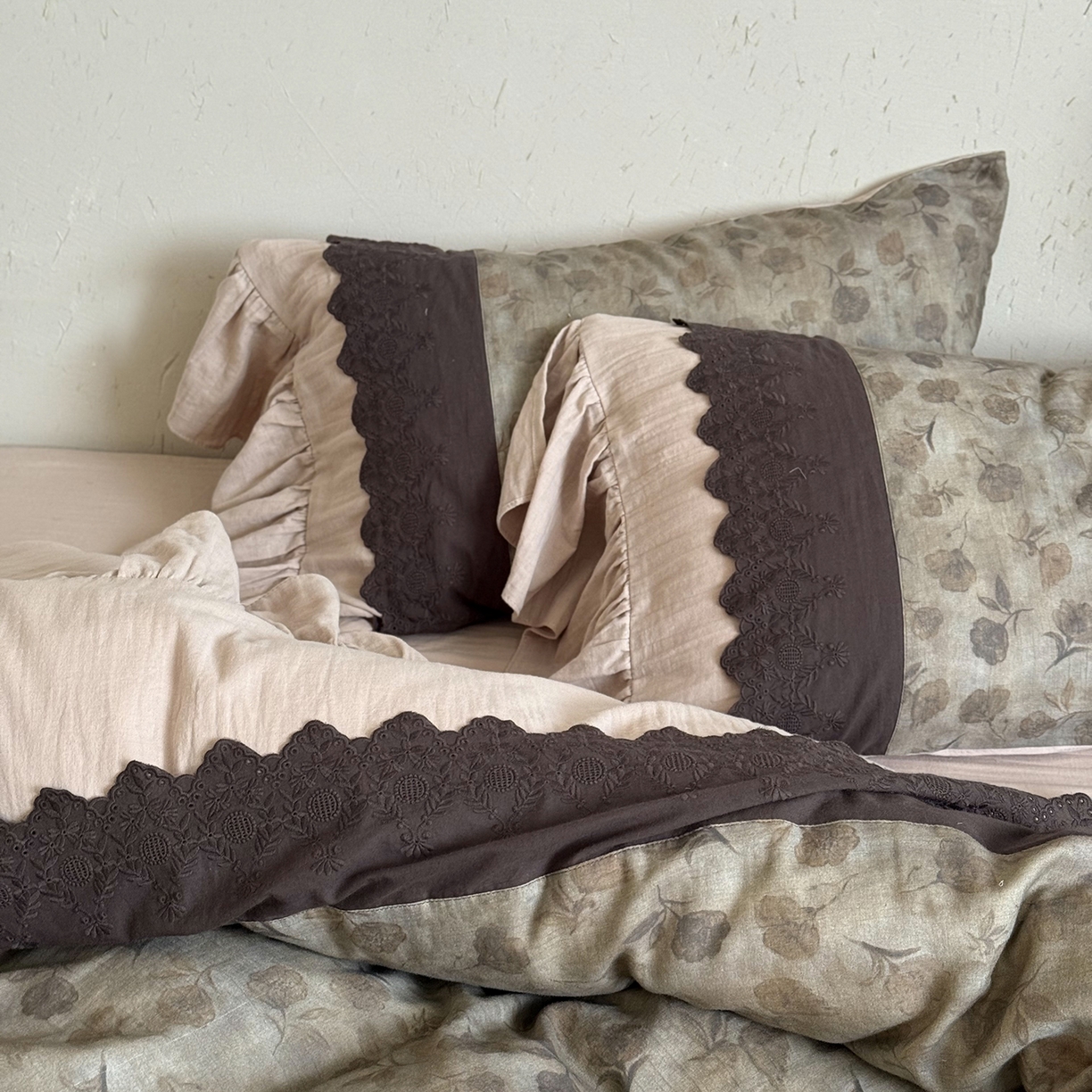 91家纺网 家纺一手货源 找家纺 （总）佳汐蓝家纺 2025秋冬新品双层皱皱纱定制花边+荷叶边四件套--艾莉薇