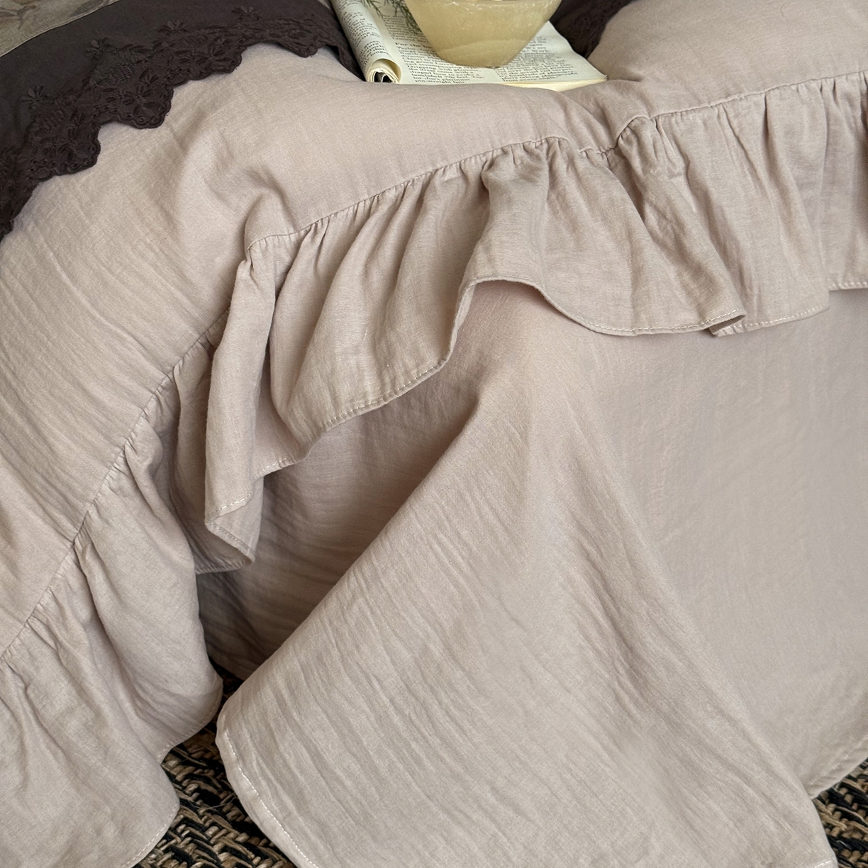 91家纺网 家纺一手货源 找家纺 （总）佳汐蓝家纺 2025秋冬新品双层皱皱纱定制花边+荷叶边四件套--艾莉薇