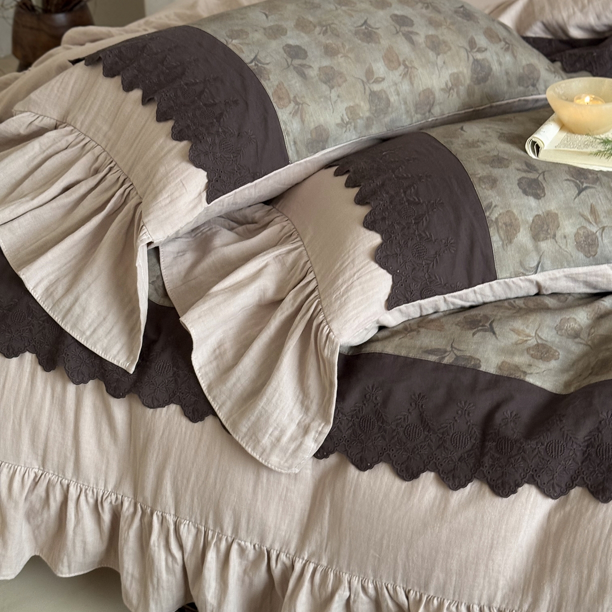 91家纺网 家纺一手货源 找家纺 （总）佳汐蓝家纺 2025秋冬新品双层皱皱纱定制花边+荷叶边四件套--艾莉薇