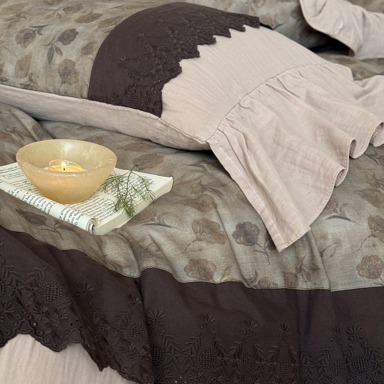 91家纺网 家纺一手货源 找家纺 （总）佳汐蓝家纺 2025秋冬新品双层皱皱纱定制花边+荷叶边四件套--艾莉薇