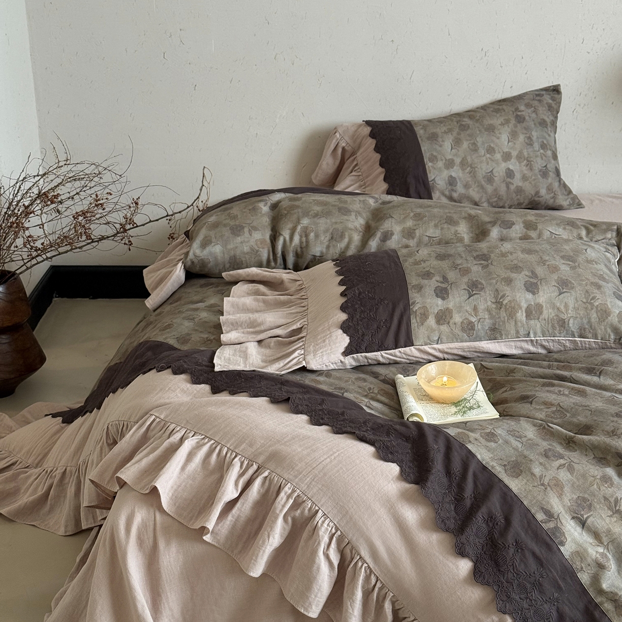 91家纺网 家纺一手货源 找家纺 （总）佳汐蓝家纺 2025秋冬新品双层皱皱纱定制花边+荷叶边四件套--艾莉薇