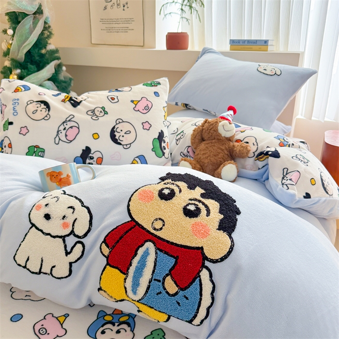 91家纺网 家纺一手货源 找家纺 艾特你 2025新款毛巾绣200克牛奶绒卡通毛巾绣四件套 小新的伙伴-蓝