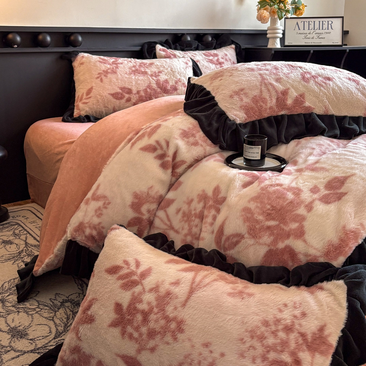 91家纺网 家纺一手货源 找家纺 晚爱家居  2025新款韩版黑色花边美拉德兔毛绒四件套高克重皮草兔绒牛奶绒四件套 黑边-花园粉