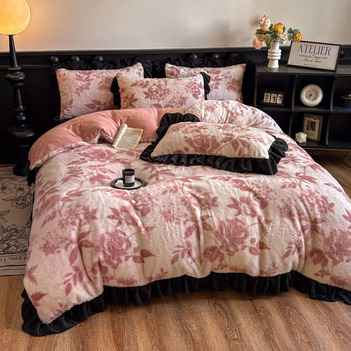 91家纺网 家纺一手货源 找家纺 晚爱家居  2025新款韩版黑色花边美拉德兔毛绒四件套高克重皮草兔绒牛奶绒四件套 黑边-花园粉