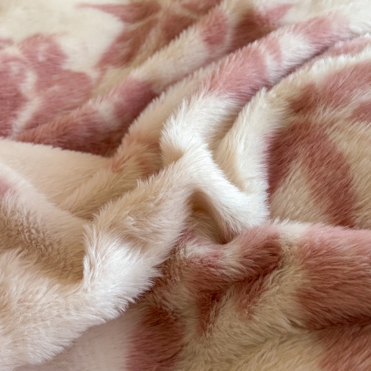 91家纺网 家纺一手货源 找家纺 晚爱家居  2025新款韩版黑色花边美拉德兔毛绒四件套高克重皮草兔绒牛奶绒四件套 黑边-花园粉