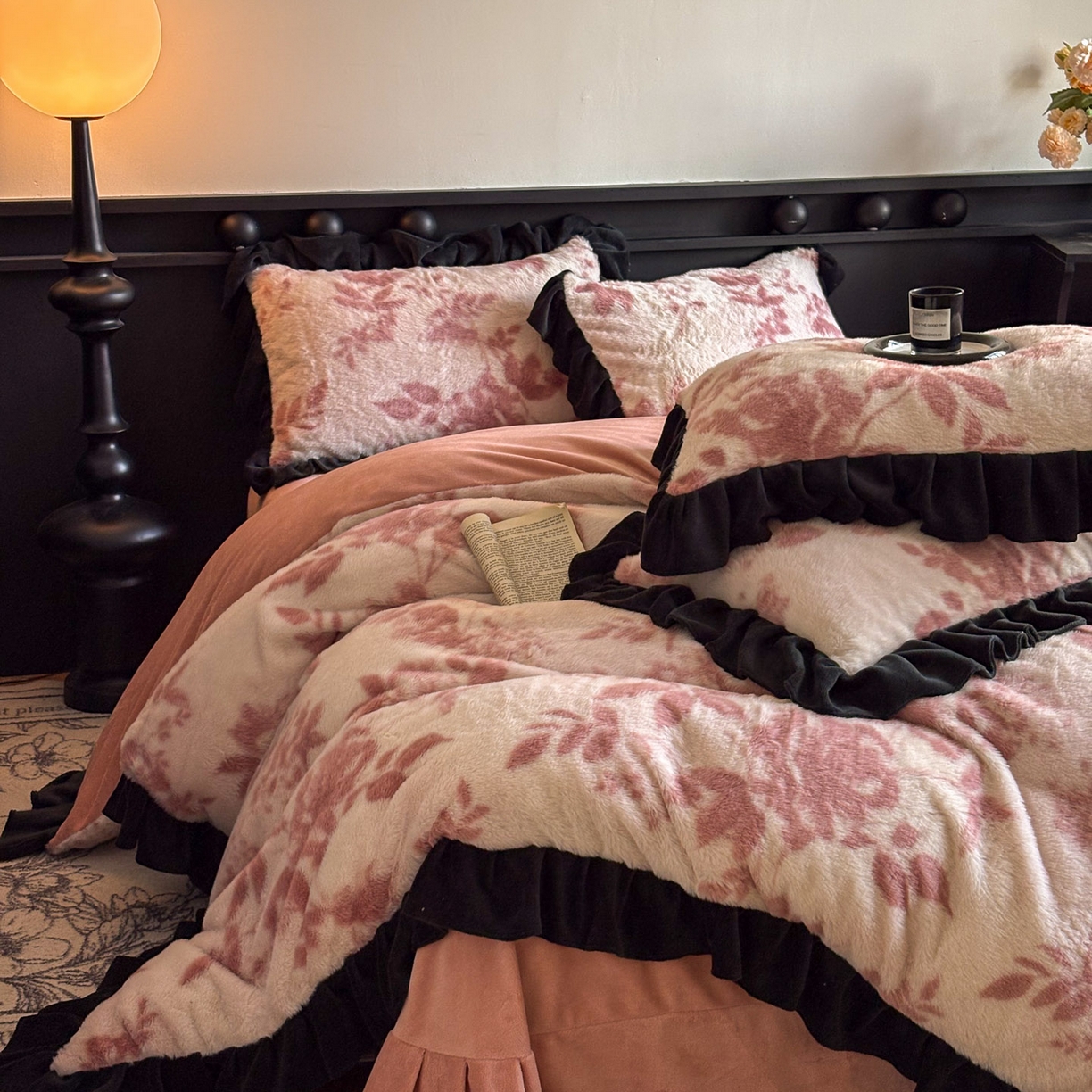 91家纺网 家纺一手货源 找家纺 晚爱家居  2025新款韩版黑色花边美拉德兔毛绒四件套高克重皮草兔绒牛奶绒四件套 黑边-花园粉