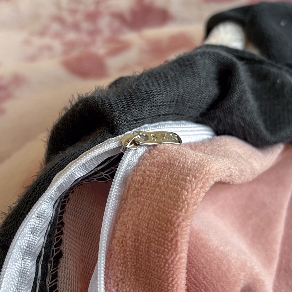 91家纺网 家纺一手货源 找家纺 晚爱家居  2025新款韩版黑色花边美拉德兔毛绒四件套高克重皮草兔绒牛奶绒四件套 黑边-花园粉