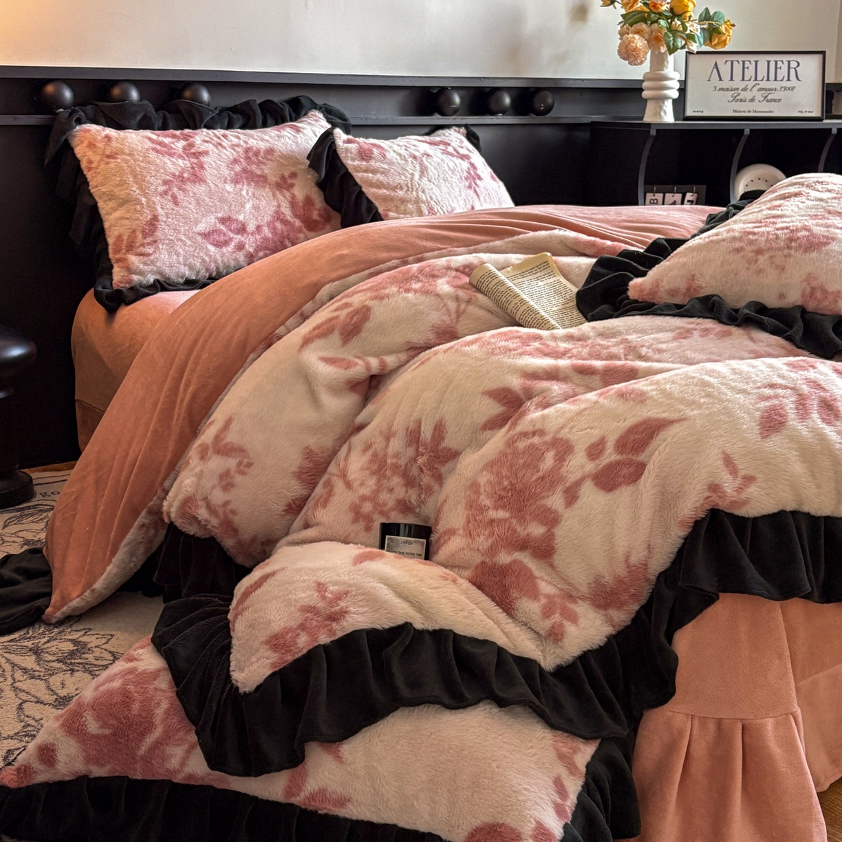 91家纺网 家纺一手货源 找家纺 晚爱家居  2025新款韩版黑色花边美拉德兔毛绒四件套高克重皮草兔绒牛奶绒四件套 黑边-花园粉