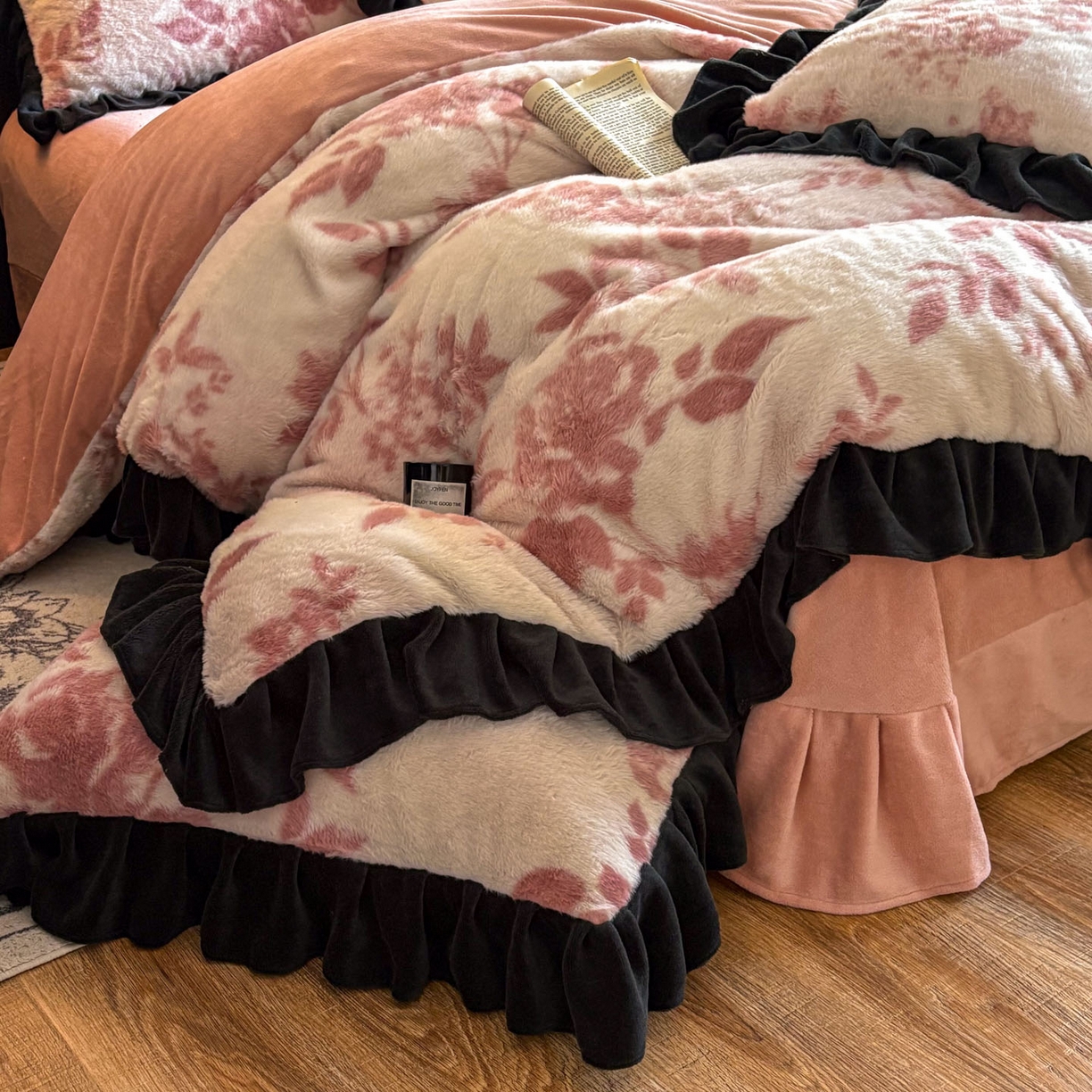 91家纺网 家纺一手货源 找家纺 晚爱家居  2025新款韩版黑色花边美拉德兔毛绒四件套高克重皮草兔绒牛奶绒四件套 黑边-花园粉