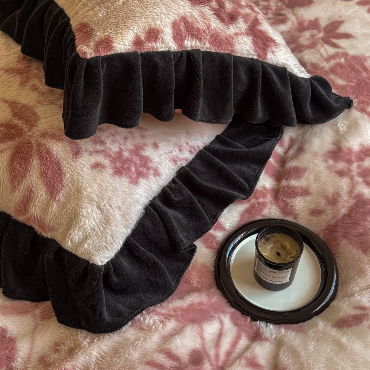 91家纺网 家纺一手货源 找家纺 晚爱家居  2025新款韩版黑色花边美拉德兔毛绒四件套高克重皮草兔绒牛奶绒四件套 黑边-花园粉