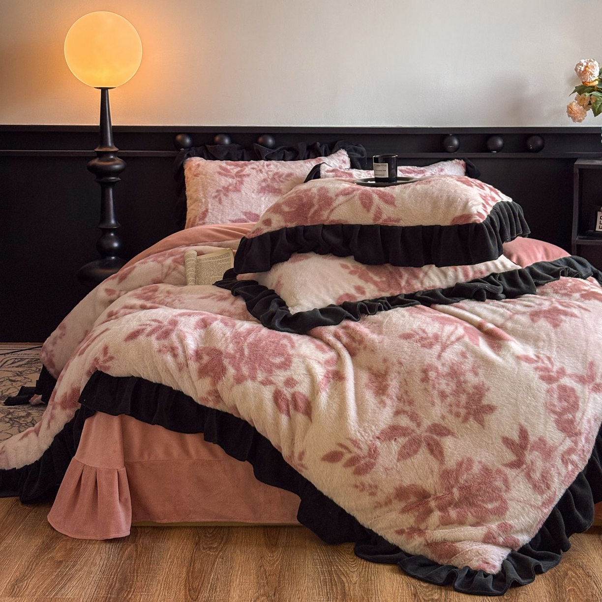 91家纺网 家纺一手货源 找家纺 晚爱家居  2025新款韩版黑色花边美拉德兔毛绒四件套高克重皮草兔绒牛奶绒四件套 黑边-花园粉