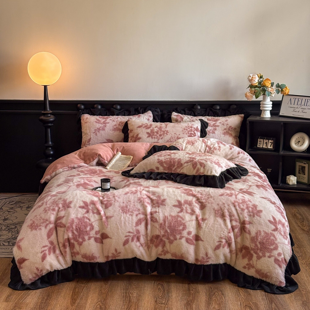 91家纺网 家纺一手货源 找家纺 晚爱家居  2025新款韩版黑色花边美拉德兔毛绒四件套高克重皮草兔绒牛奶绒四件套 黑边-花园粉