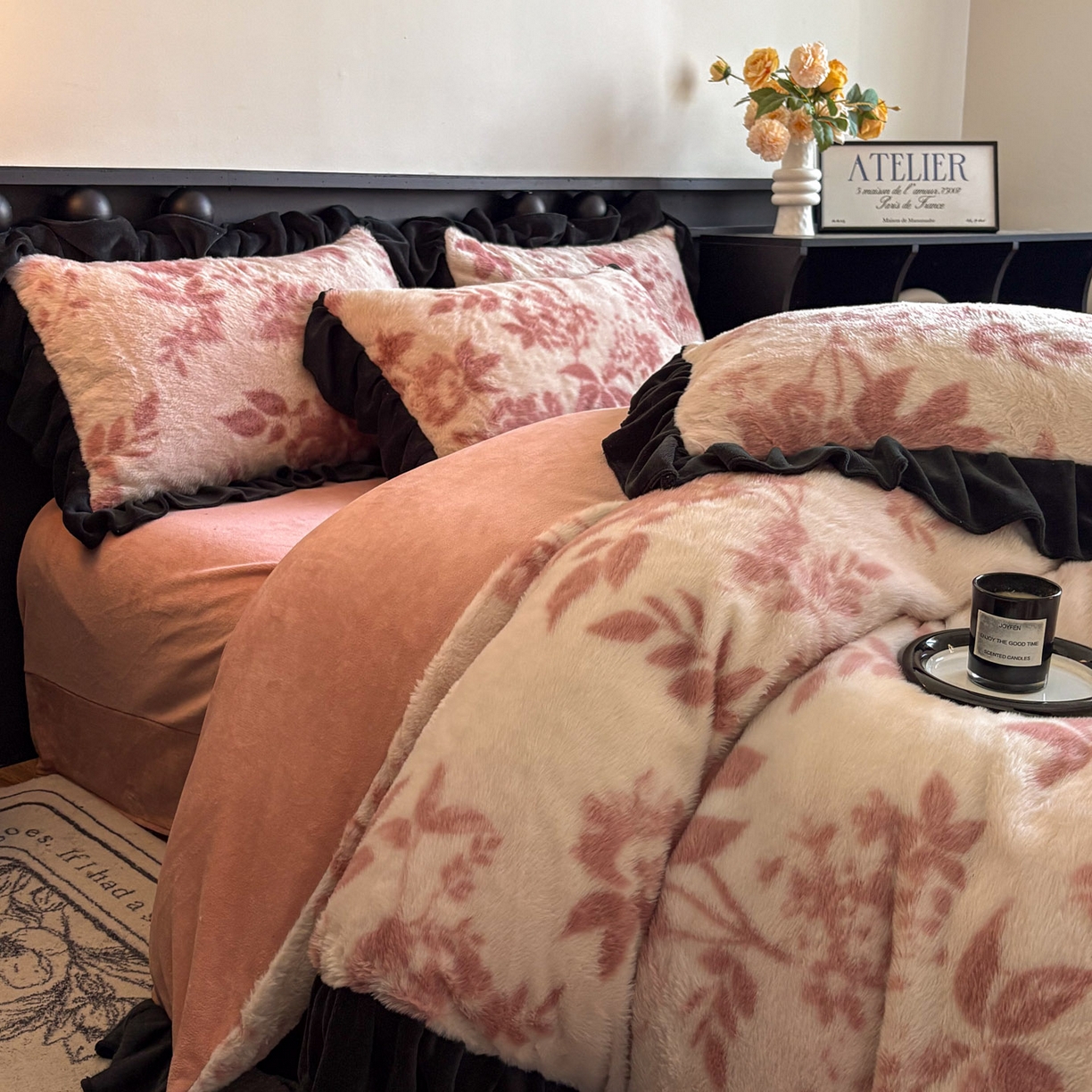 91家纺网 家纺一手货源 找家纺 晚爱家居  2025新款韩版黑色花边美拉德兔毛绒四件套高克重皮草兔绒牛奶绒四件套 黑边-花园粉