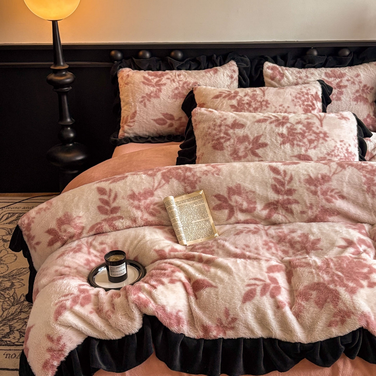 91家纺网 家纺一手货源 找家纺 晚爱家居  2025新款韩版黑色花边美拉德兔毛绒四件套高克重皮草兔绒牛奶绒四件套 黑边-花园粉