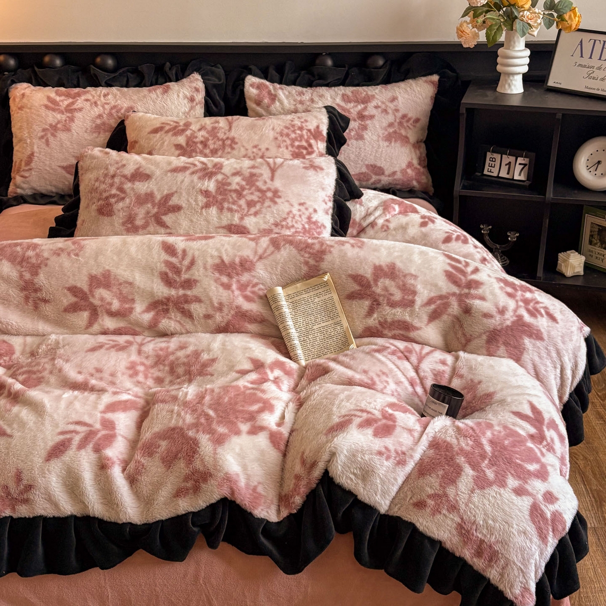 91家纺网 家纺一手货源 找家纺 晚爱家居  2025新款韩版黑色花边美拉德兔毛绒四件套高克重皮草兔绒牛奶绒四件套 黑边-花园粉