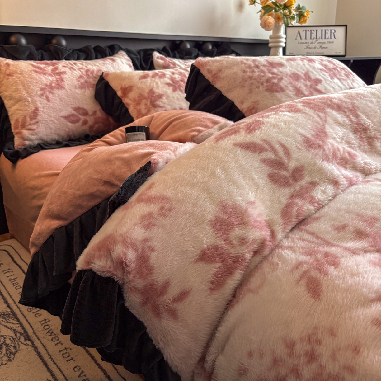 91家纺网 家纺一手货源 找家纺 晚爱家居  2025新款韩版黑色花边美拉德兔毛绒四件套高克重皮草兔绒牛奶绒四件套 黑边-花园粉
