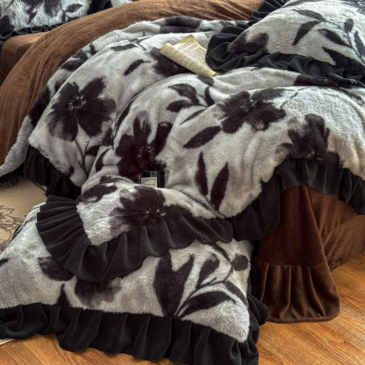 91家纺网 家纺一手货源 找家纺 晚爱家居  2025新款韩版黑色花边美拉德兔毛绒四件套高克重皮草兔绒牛奶绒四件套 黑边-灰色枫叶