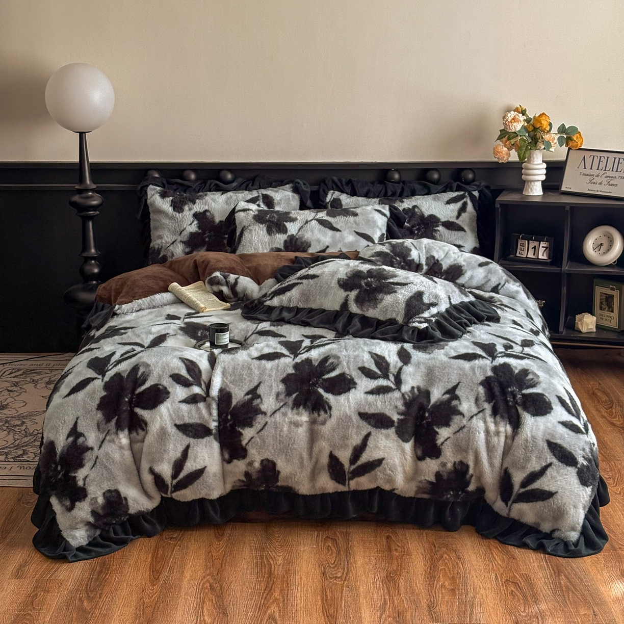 91家纺网 家纺一手货源 找家纺 晚爱家居  2025新款韩版黑色花边美拉德兔毛绒四件套高克重皮草兔绒牛奶绒四件套 黑边-灰色枫叶