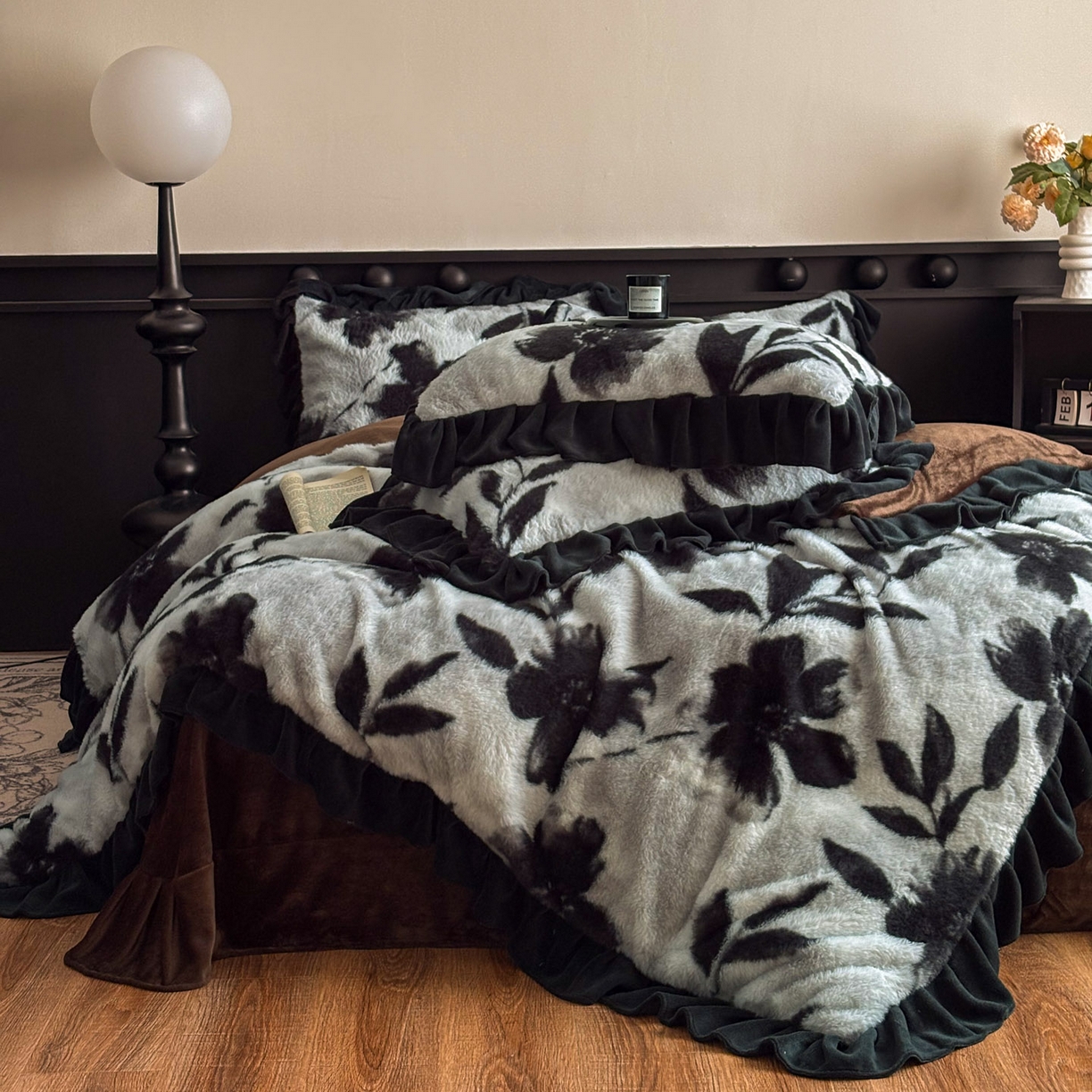 91家纺网 家纺一手货源 找家纺 晚爱家居  2025新款韩版黑色花边美拉德兔毛绒四件套高克重皮草兔绒牛奶绒四件套 黑边-灰色枫叶