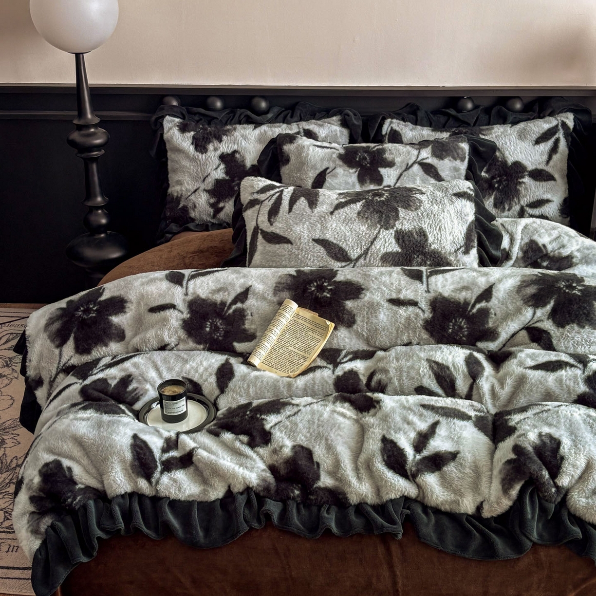 91家纺网 家纺一手货源 找家纺 晚爱家居  2025新款韩版黑色花边美拉德兔毛绒四件套高克重皮草兔绒牛奶绒四件套 黑边-灰色枫叶