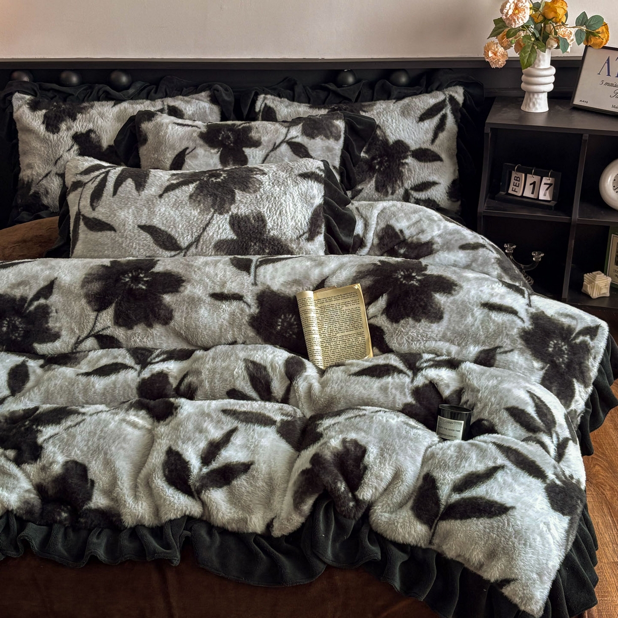 91家纺网 家纺一手货源 找家纺 晚爱家居  2025新款韩版黑色花边美拉德兔毛绒四件套高克重皮草兔绒牛奶绒四件套 黑边-灰色枫叶