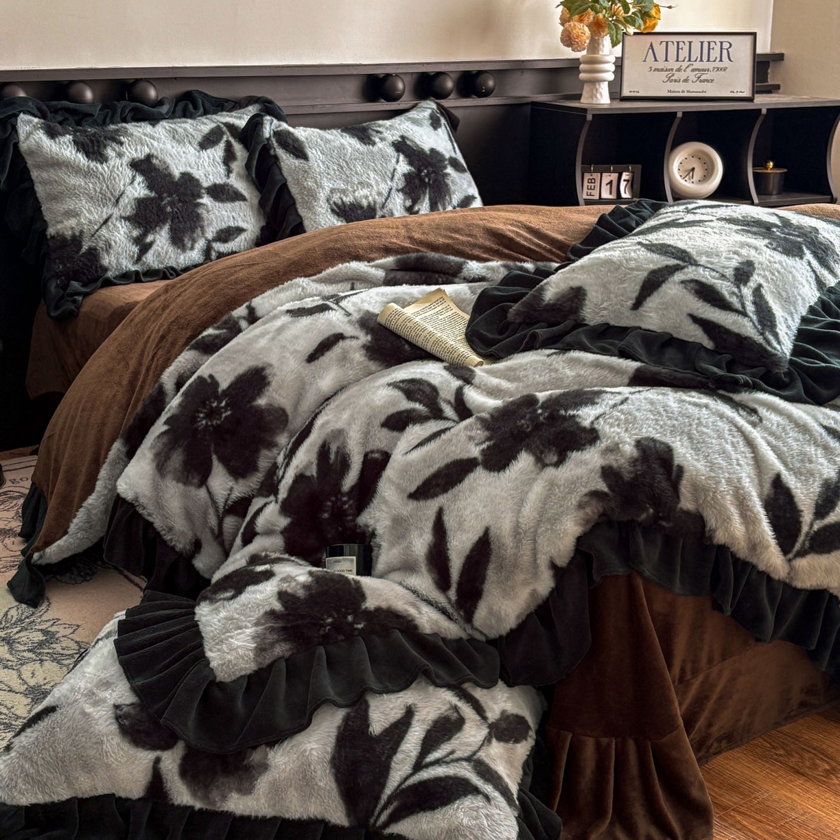91家纺网 家纺一手货源 找家纺 晚爱家居  2025新款韩版黑色花边美拉德兔毛绒四件套高克重皮草兔绒牛奶绒四件套 黑边-灰色枫叶