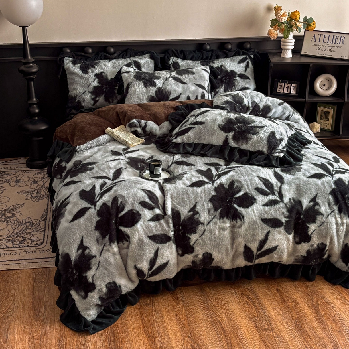 91家纺网 家纺一手货源 找家纺 晚爱家居  2025新款韩版黑色花边美拉德兔毛绒四件套高克重皮草兔绒牛奶绒四件套 黑边-灰色枫叶
