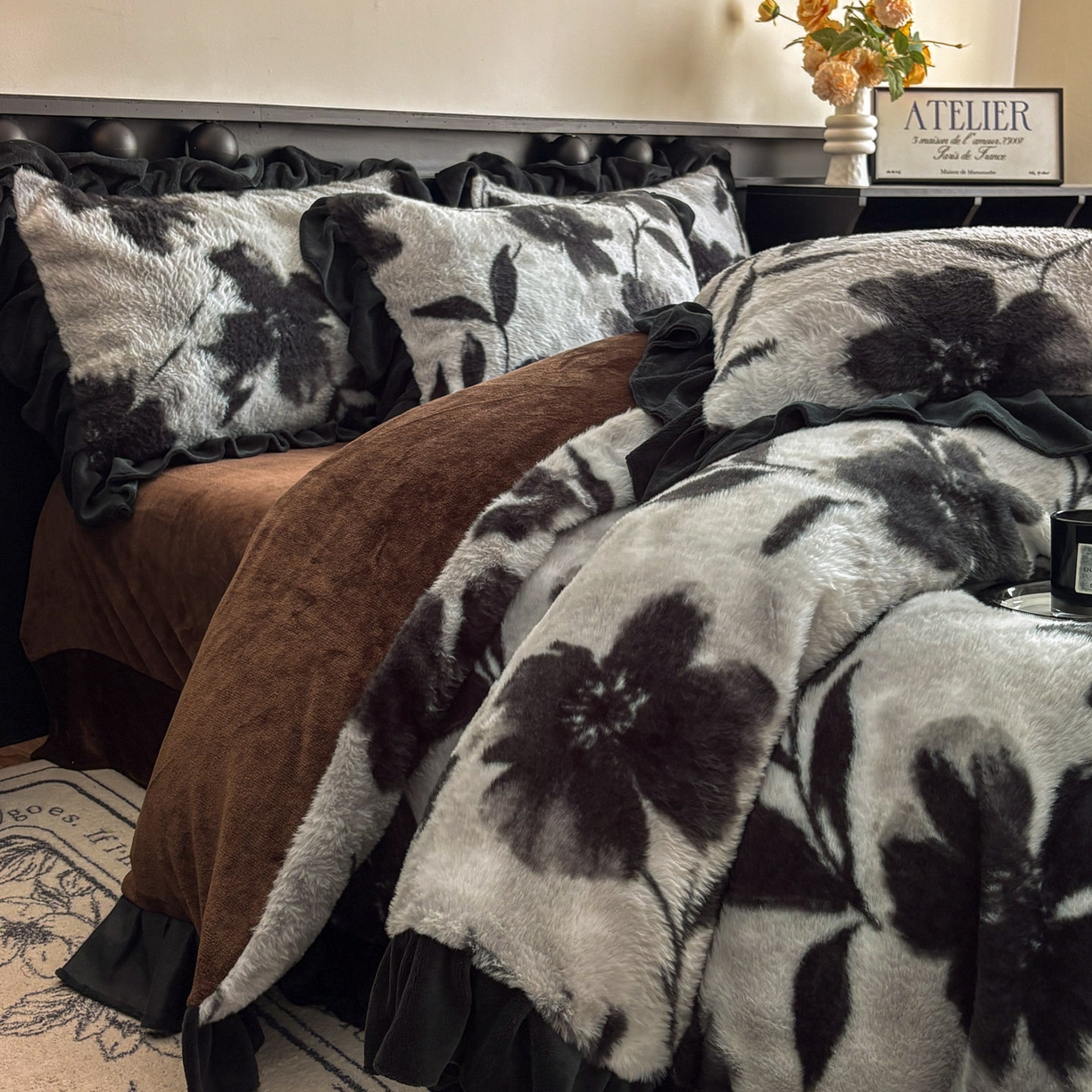 91家纺网 家纺一手货源 找家纺 晚爱家居  2025新款韩版黑色花边美拉德兔毛绒四件套高克重皮草兔绒牛奶绒四件套 黑边-灰色枫叶