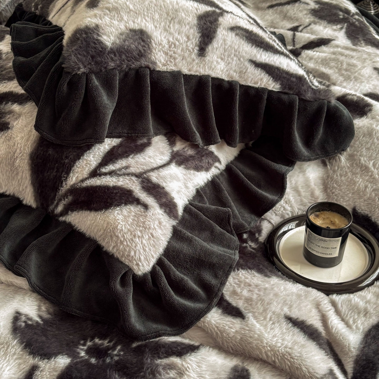 91家纺网 家纺一手货源 找家纺 晚爱家居  2025新款韩版黑色花边美拉德兔毛绒四件套高克重皮草兔绒牛奶绒四件套 黑边-灰色枫叶