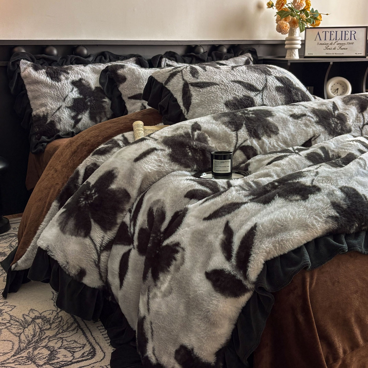 91家纺网 家纺一手货源 找家纺 晚爱家居  2025新款韩版黑色花边美拉德兔毛绒四件套高克重皮草兔绒牛奶绒四件套 黑边-灰色枫叶