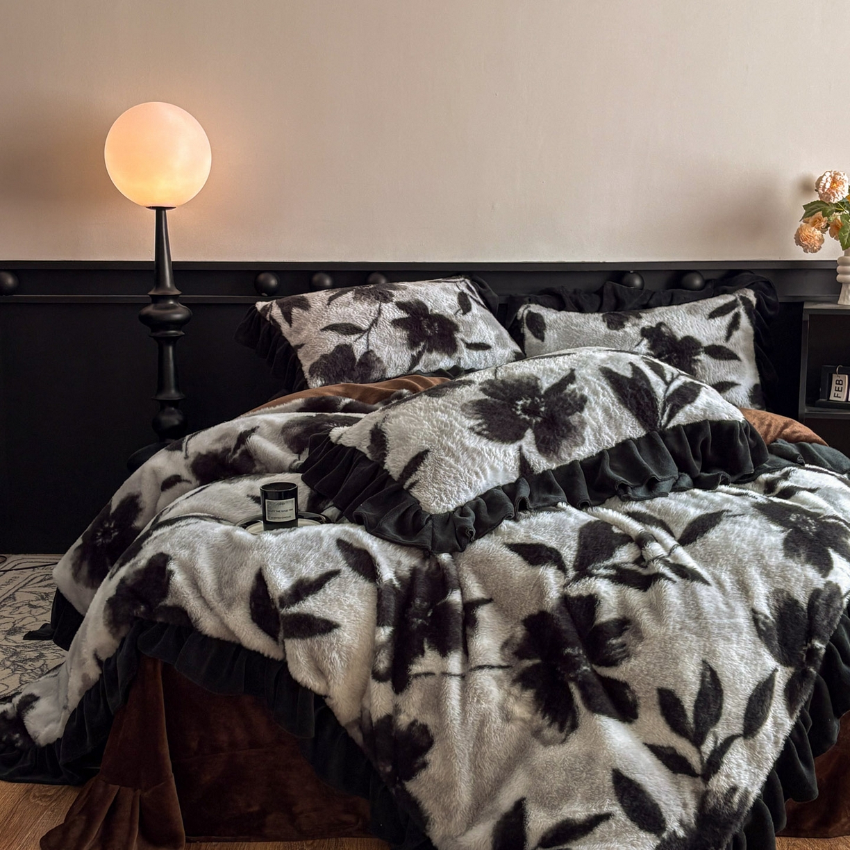 91家纺网 家纺一手货源 找家纺 晚爱家居  2025新款韩版黑色花边美拉德兔毛绒四件套高克重皮草兔绒牛奶绒四件套 黑边-灰色枫叶