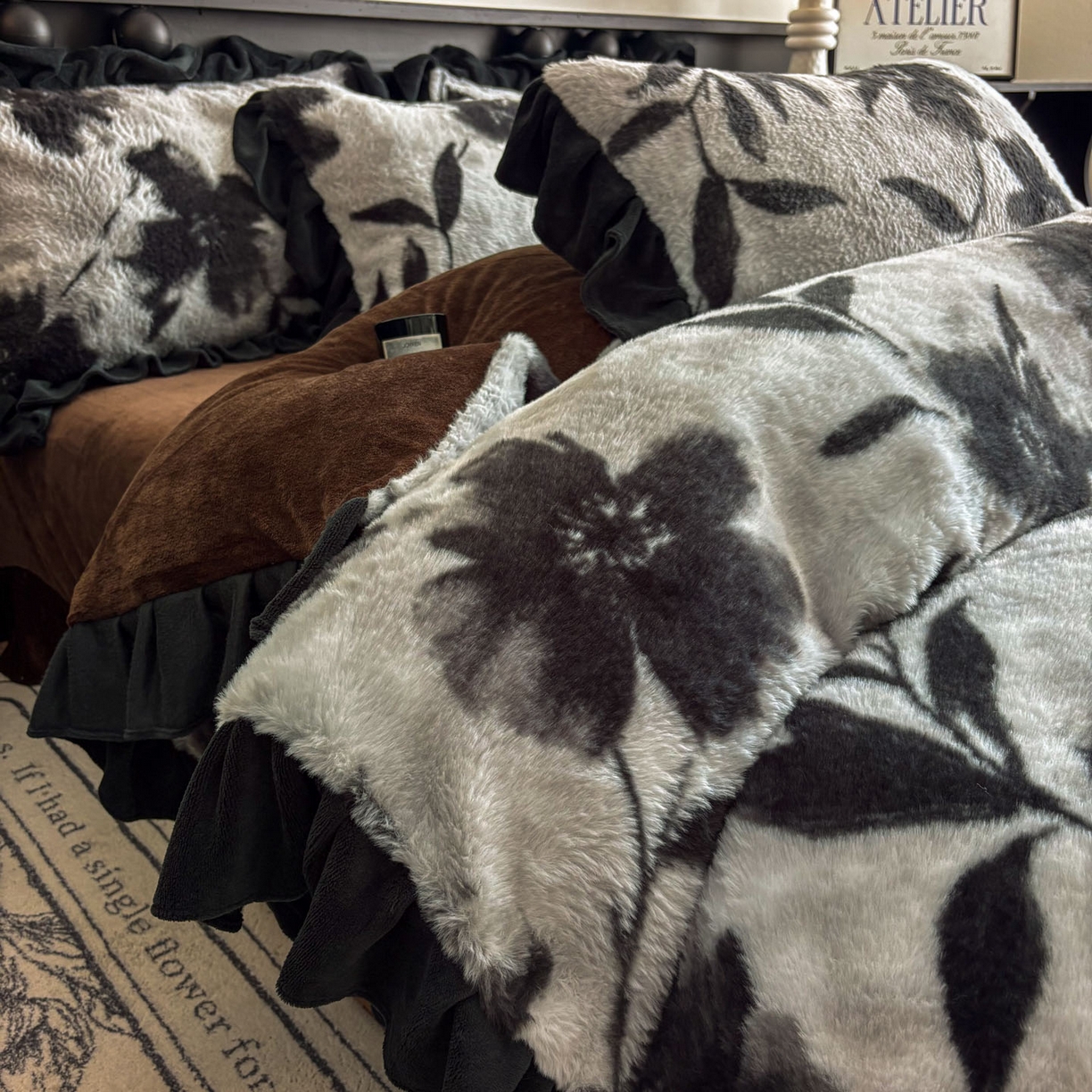 91家纺网 家纺一手货源 找家纺 晚爱家居  2025新款韩版黑色花边美拉德兔毛绒四件套高克重皮草兔绒牛奶绒四件套 黑边-灰色枫叶