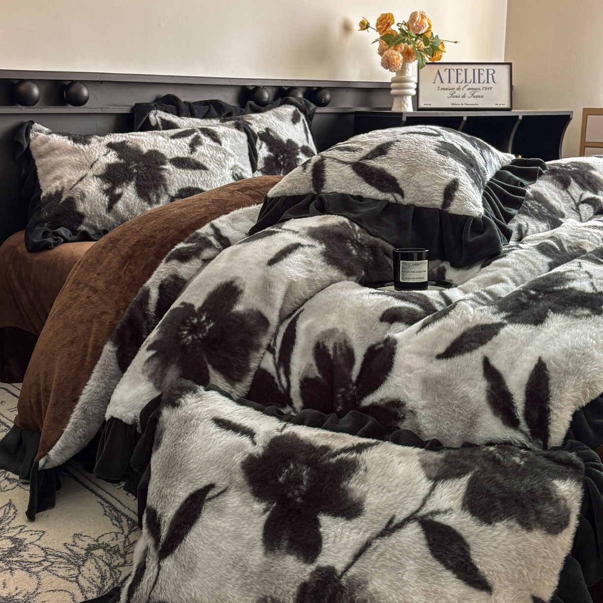 91家纺网 家纺一手货源 找家纺 晚爱家居  2025新款韩版黑色花边美拉德兔毛绒四件套高克重皮草兔绒牛奶绒四件套 黑边-灰色枫叶