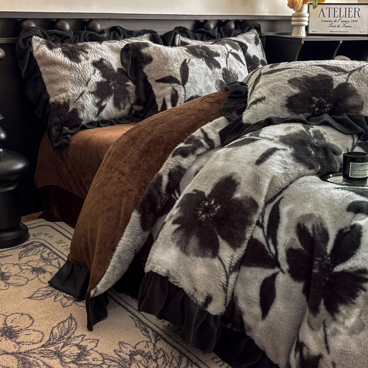 91家纺网 家纺一手货源 找家纺 晚爱家居  2025新款韩版黑色花边美拉德兔毛绒四件套高克重皮草兔绒牛奶绒四件套 黑边-灰色枫叶