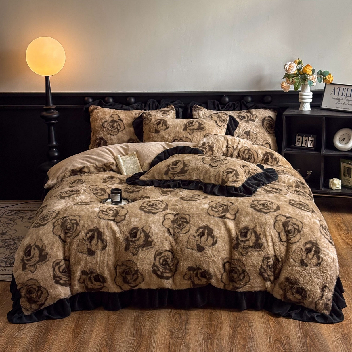 91家纺网 家纺一手货源 找家纺 晚爱家居  2025新款韩版黑色花边美拉德兔毛绒四件套高克重皮草兔绒牛奶绒四件套 黑边-玫瑰