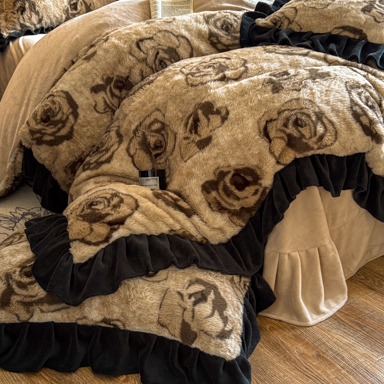 91家纺网 家纺一手货源 找家纺 晚爱家居  2025新款韩版黑色花边美拉德兔毛绒四件套高克重皮草兔绒牛奶绒四件套 黑边-玫瑰